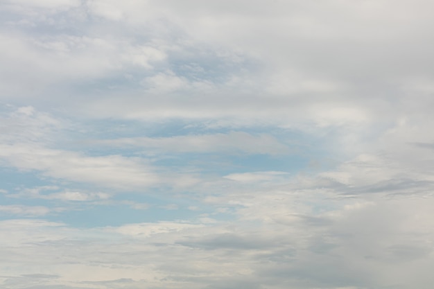 Nubes en un cielo azul en primavera