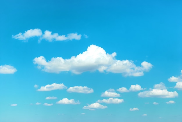 Las nubes en el cielo azul se pueden utilizar para el fondo de la naturaleza