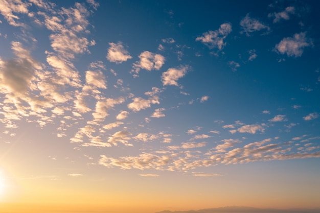 Nubes y cielo azul con sobre el fondo claro del sol