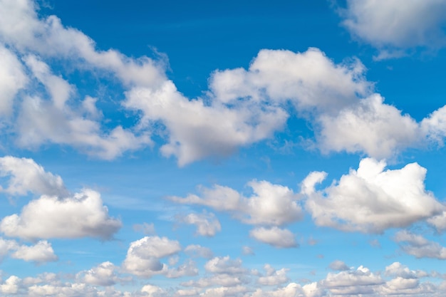 Nubes en el cielo azul sobre el horizonte en una fría mañana de otoño Fondo natural