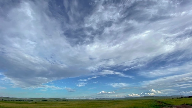 Nubes en el cielo azul sobre la pradera de Mongolia