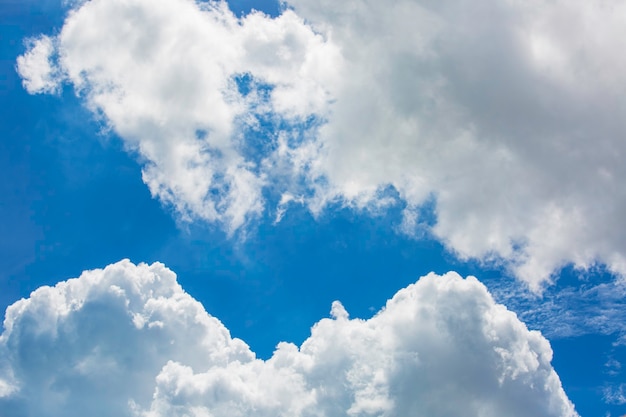 Nubes en el cielo azul bajo el sol