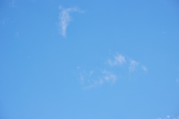 Nubes en un cielo azul soleado