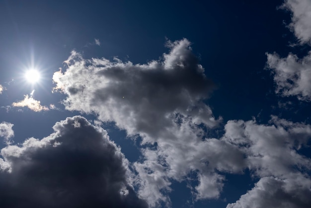 nubes en el cielo azul en un tiempo nublado y ventoso hermosas nubes de diferentes tamaños en el cielo de primavera