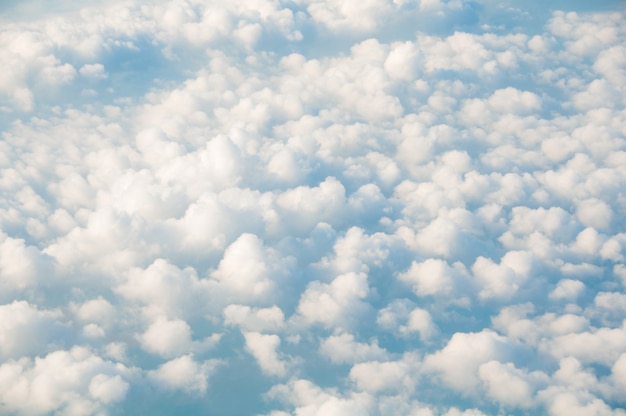 Nubes en el cielo azul, vista superior