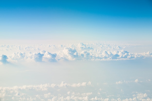 Nubes en el cielo azul, vista superior