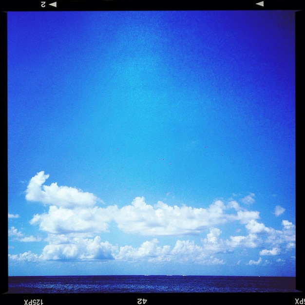 Foto nubes en el cielo azul