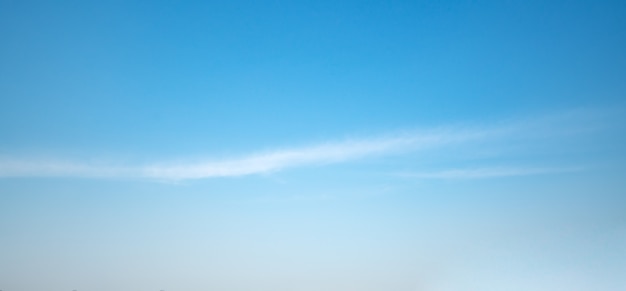 Nubes en el cielo azul