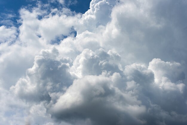 nubes en el cielo azul