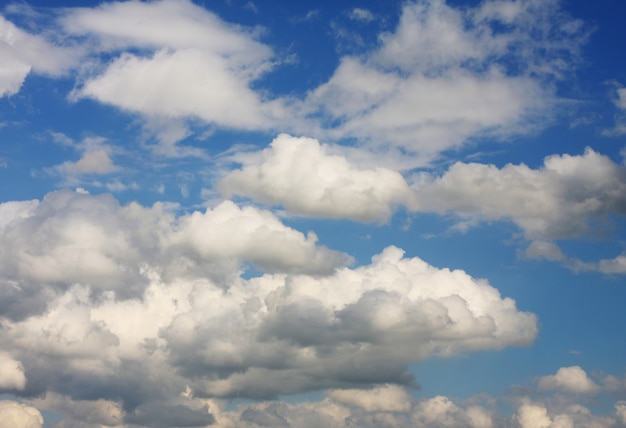 Nubes en el cielo azul