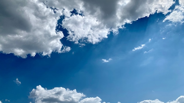 Nubes en el cielo azul