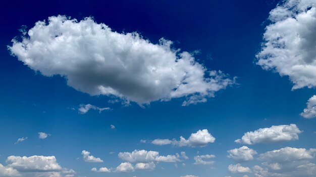 Nubes en el cielo azul