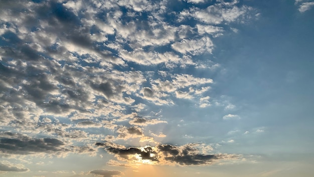 Nubes en el cielo azul