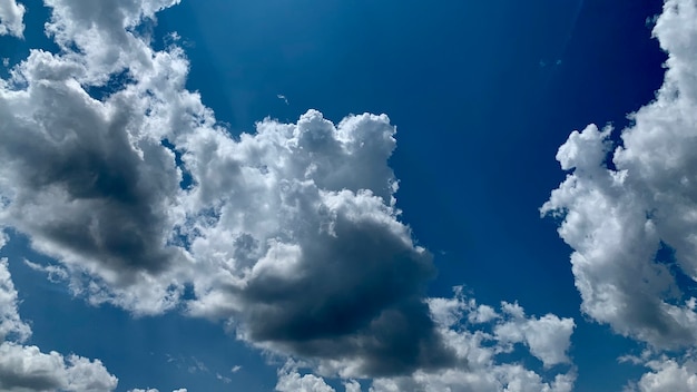 Nubes en el cielo azul