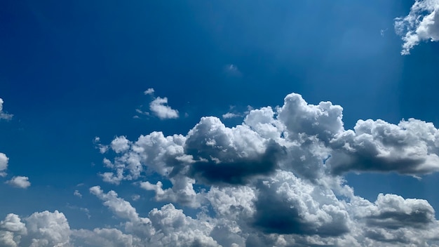 Nubes en el cielo azul