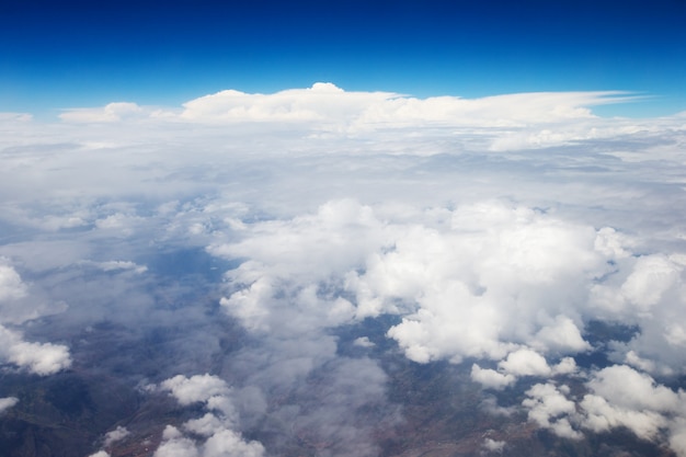 Nubes en el cielo azul