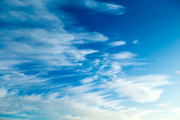 Nubes en el cielo azul