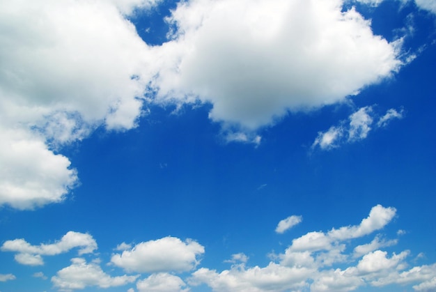 Nubes en el cielo azul