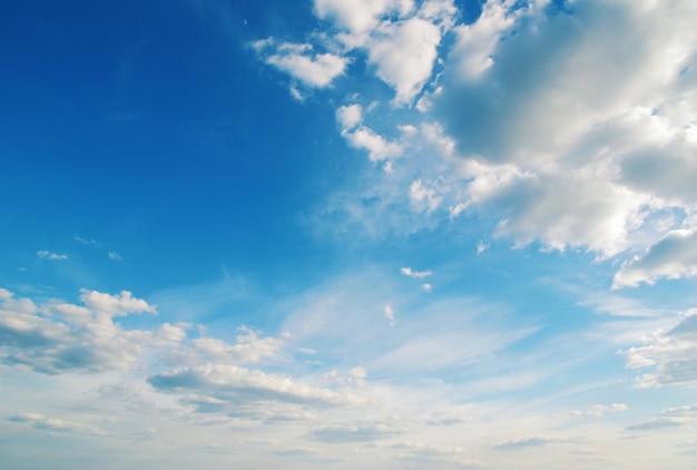 Nubes en el cielo azul