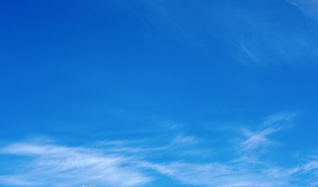 Nubes en el cielo azul