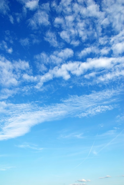 Foto nubes en el cielo azul