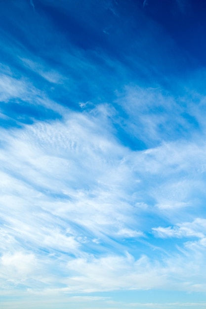 Nubes en el cielo azul