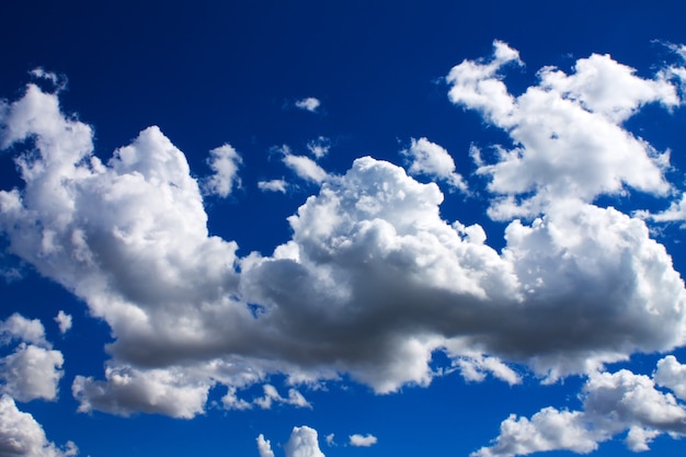 Nubes y cielo azul