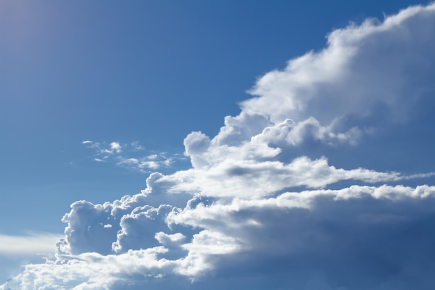 Nubes en el cielo azul