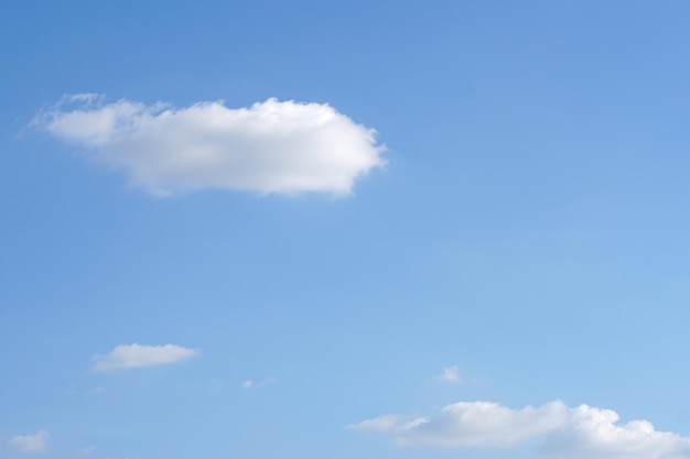 Nubes en el cielo azul