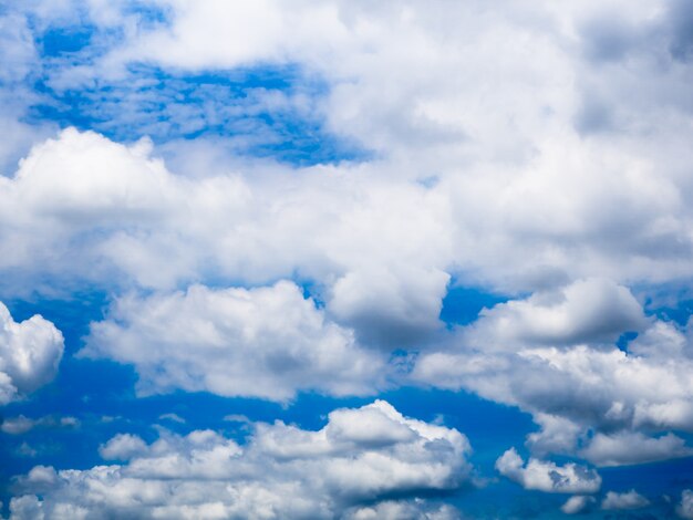 Nubes y cielo azul