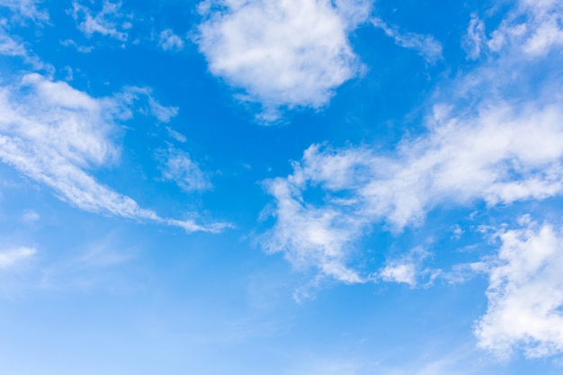 Nubes en el cielo azul