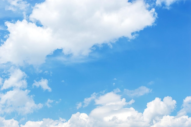 Nubes en el cielo azul