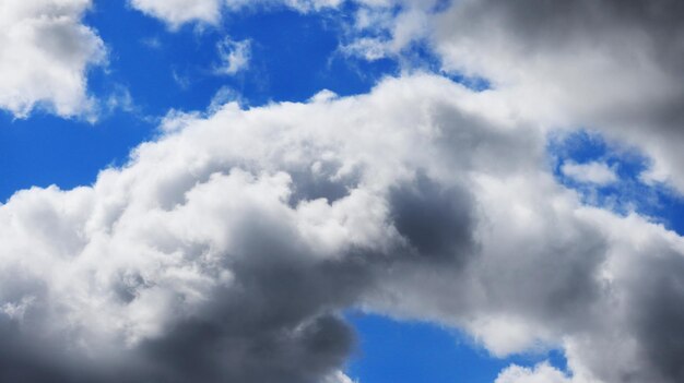 Nubes en el cielo azul