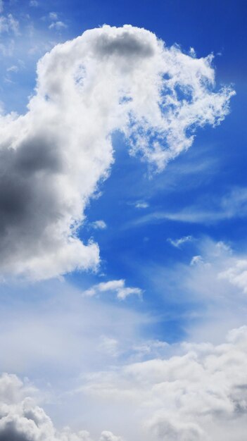 Nubes en el cielo azul