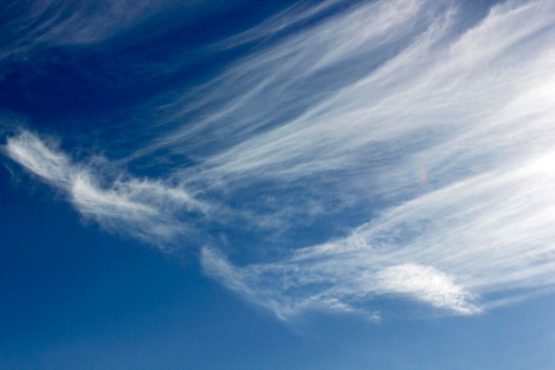 Nubes en el cielo azul