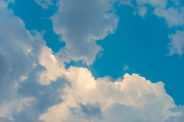 Nubes y cielo azul