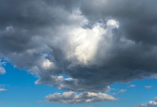 Nubes en el cielo azul