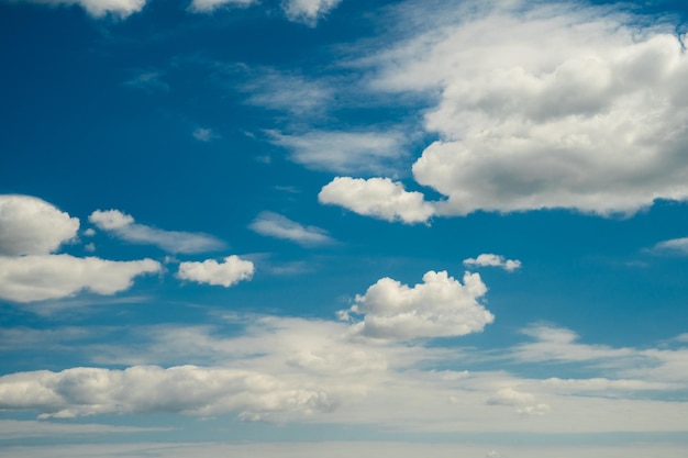 nubes en el cielo azul