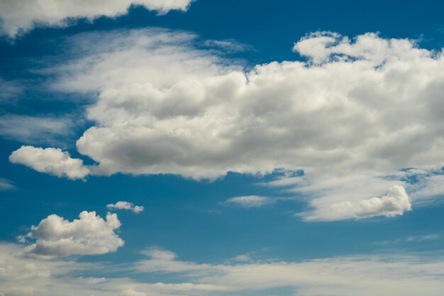 nubes en el cielo azul