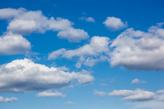 nubes en el cielo azul