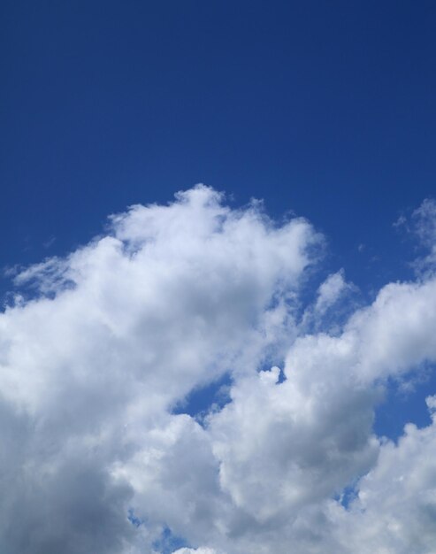 Foto nubes en el cielo azul