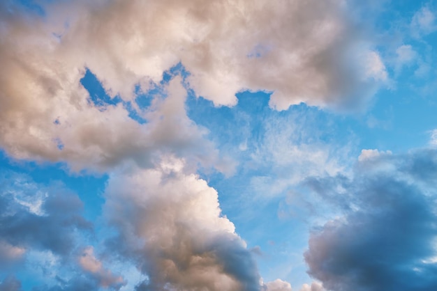 Nubes en el cielo azul