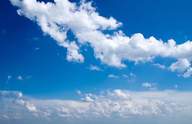 Nubes en el cielo azul