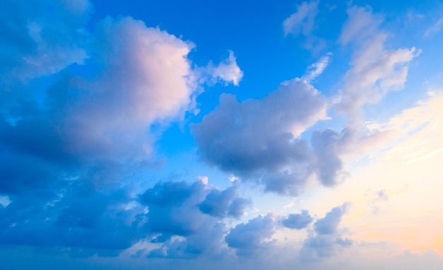 Nubes en el cielo azul