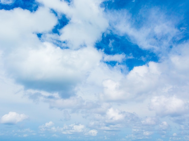 Nubes en el cielo azul