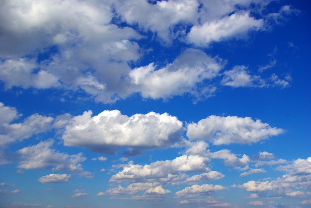 Foto nubes en el cielo azul