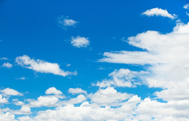 Nubes en el cielo azul