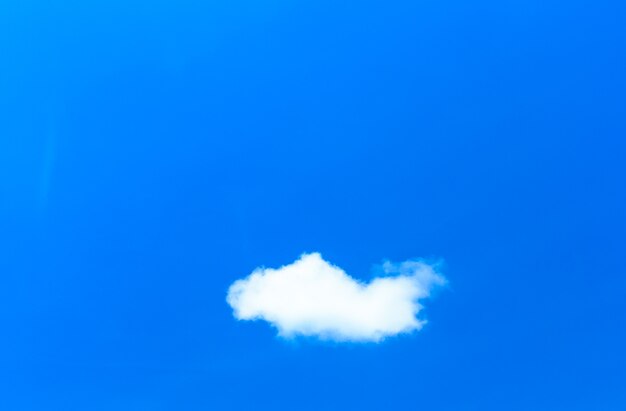 Nubes en el cielo azul