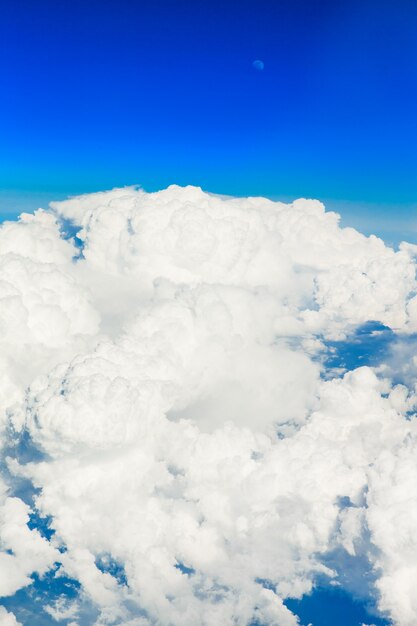 Nubes en el cielo azul