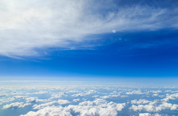 Nubes en el cielo azul